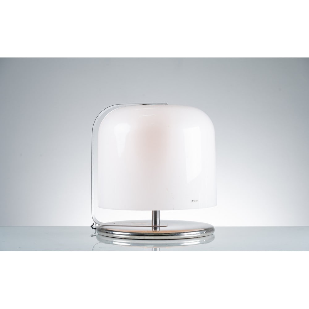 LUIGI MASSONI, Lampada da tavolo modello “Alvise”: LUIGI MASSONI Produzione Harvey Guzzini, Italia 1970 ca. Lampada da tavolo a tre luci modello “Alvise”, struttura in metallo cromato, diffusore in acrilico bianco, base circolare. Etichett
