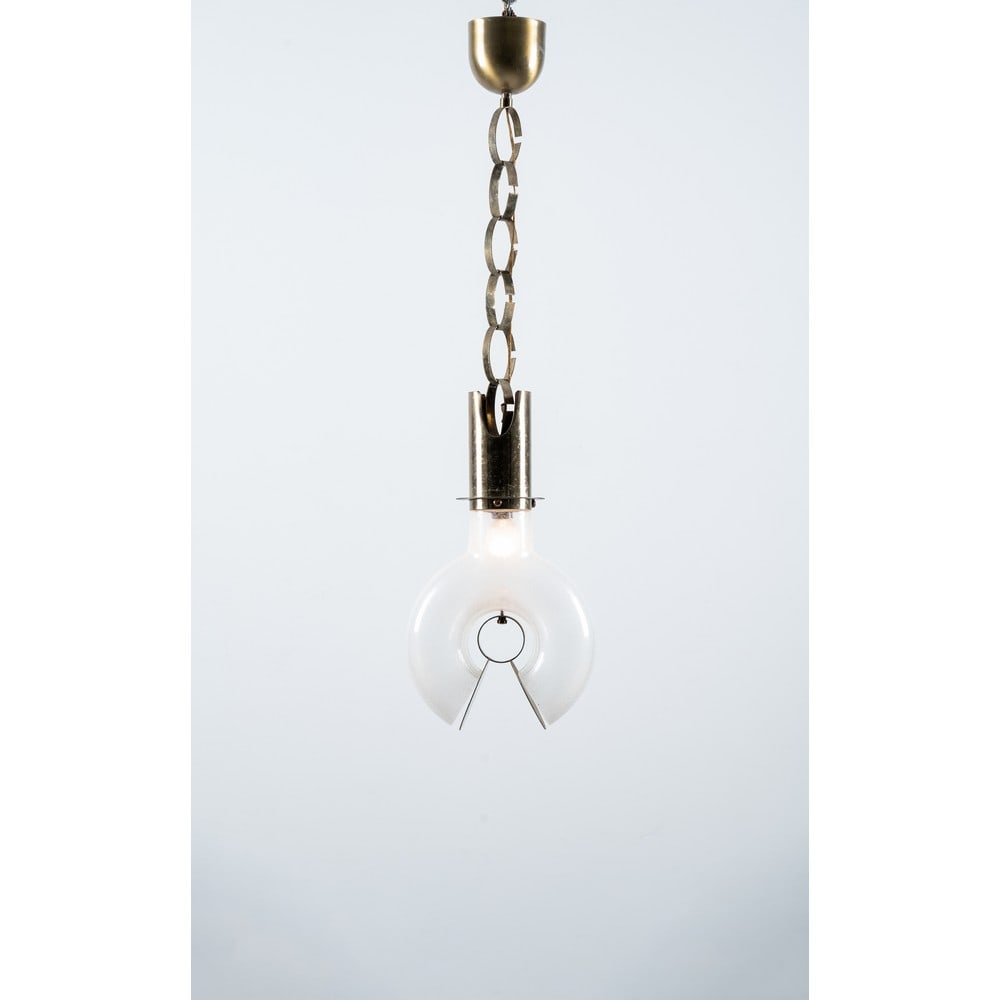 ALDO NASON, Lampada a sospensione: ALDO NASON Produzione Mazzega, Italia 1970 ca. Lampada a sospensione ad una luce con struttura in metallo cromato, diffusore semicircolare in vetro pulegoso. cm Alt. 90. Bibliografia: Catalogo altra c