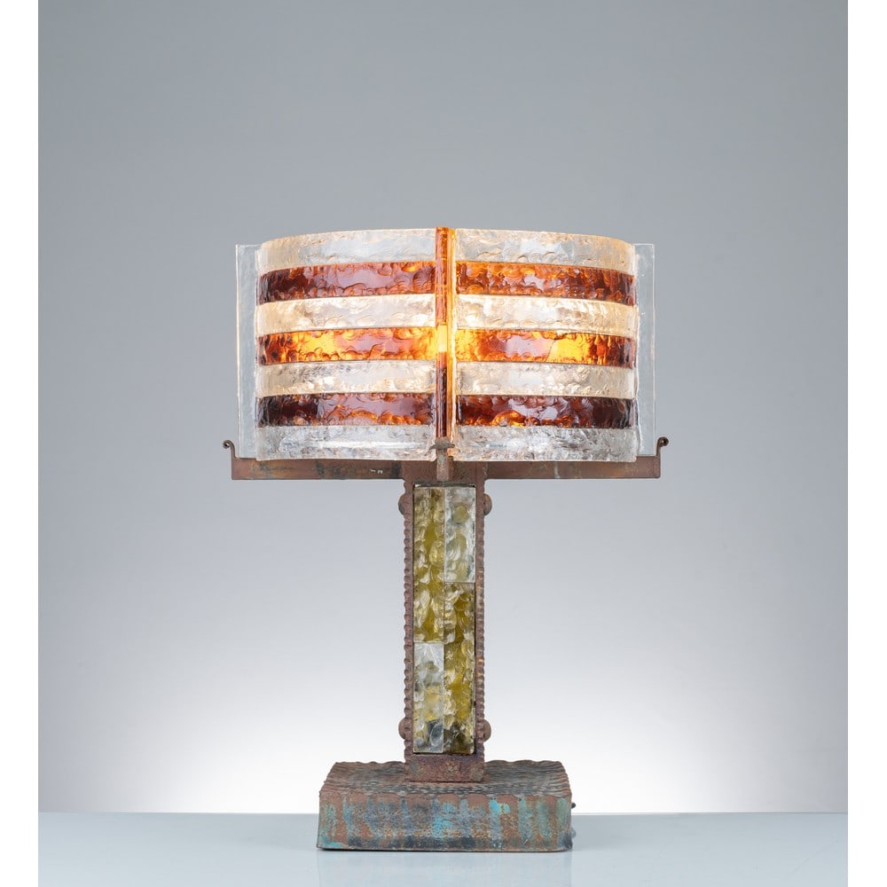 ALBANO POLI, Lampada da tavolo: ALBANO POLI Produzione Poliarte, Italia 1970 ca. Lampada da tavolo a quattro luci, struttura in metallo, diffusore composto da elementi in vetro di grosso spessore incolore ed ambra tagliato a scalpel