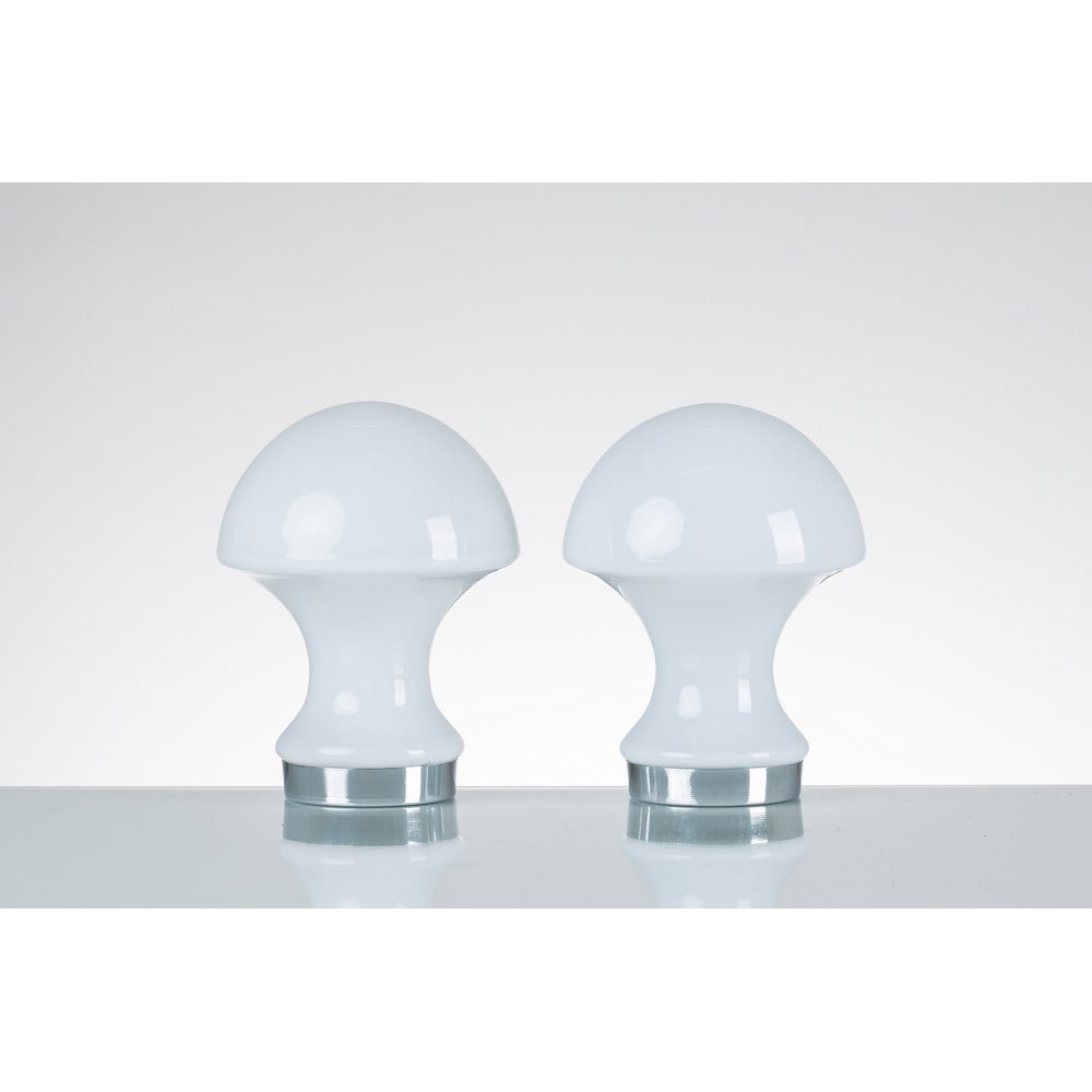 PRODUZIONE ITALIANA 1970 ca., Coppia di lampade “Mushroom’: PRODUZIONE ITALIANA 1970 ca. Coppia di lampade ad una luce modello “Mushroom’ struttura in metallo cromato con diffusore in vetro opalino lattimo. cm h. 23.