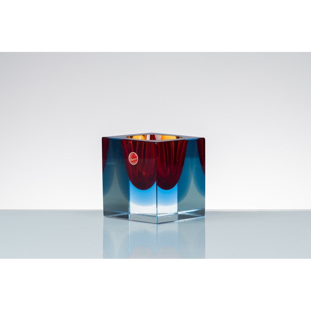 SEGUSO (Attr.), Vaso in vetro: SEGUSO (Attr.) Produzione Murano, Italia 1970 ca. Vaso in vetro sommerso incolore, blu e rosso, corpo cubico con cavità centrale ovalizzata, bocca piana circolare, bordo quadrato. Vecchia