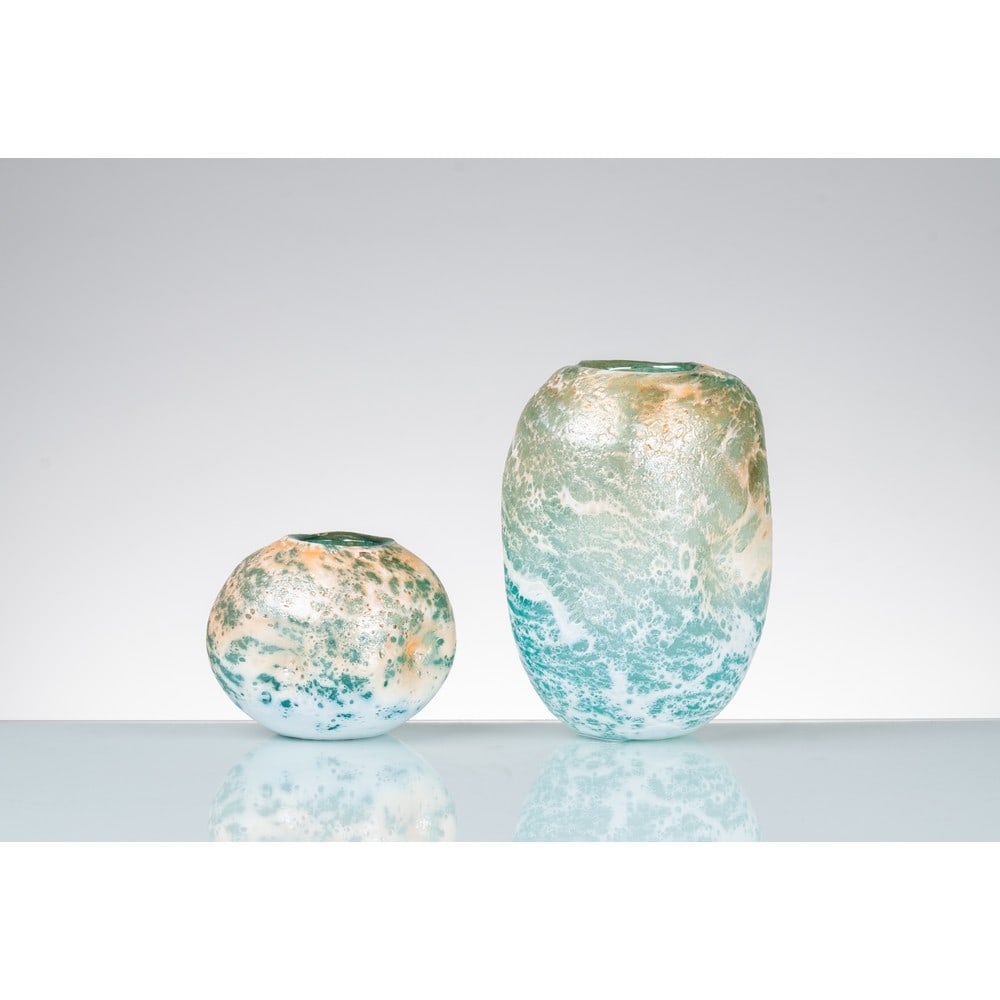 MAESTRI MURANESI, Due vasi: MAESTRI MURANESI Produzione Italia 1960 ca. Due vasi di altezza differente in vetro verde e decorato con maglia a reticolo informe avorio, corpo amorfo con concavità, bocca piana circolare. cm h.