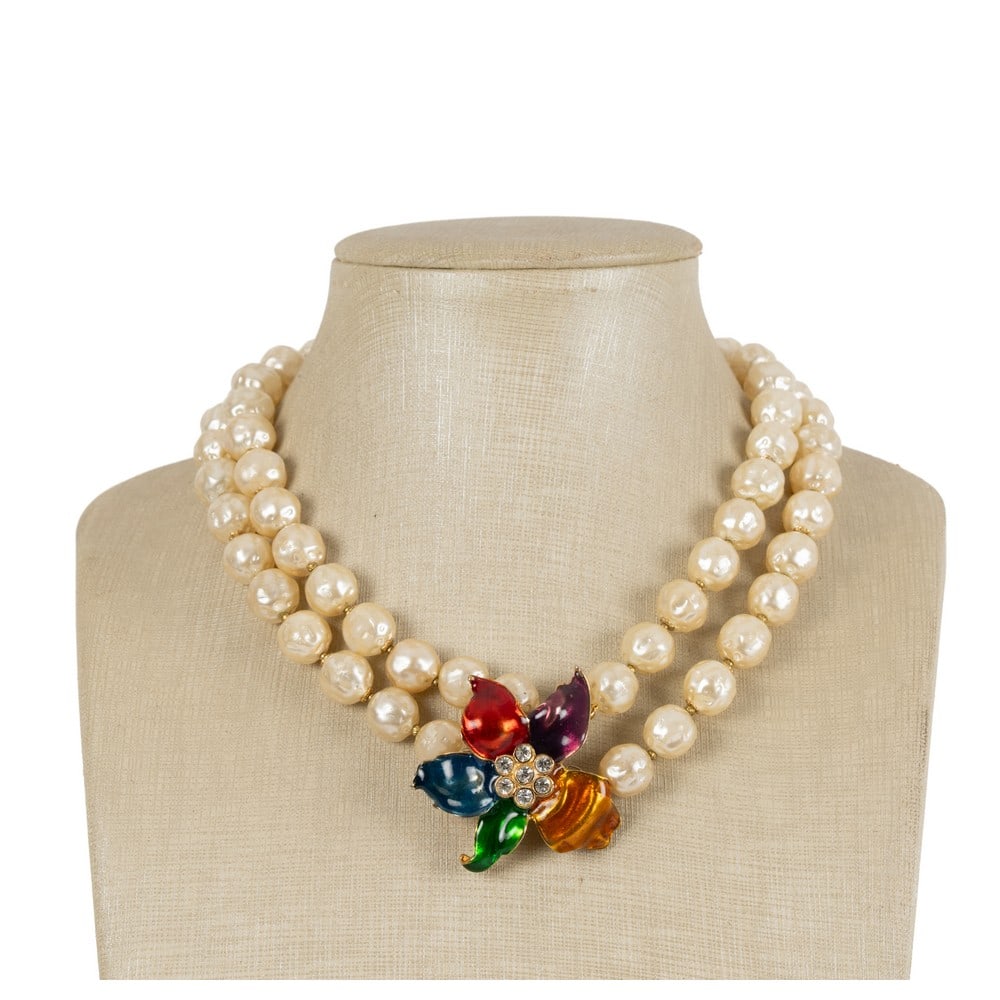 PINO LANCETTI, Collana con doppio filo: PINO LANCETTI Produzione Italia 1980 ca. Collana con doppio filo di perle simulate scaramazze, centrale a motivo floreale con montatura e metallo dorato, petali in smalto policromo, diamanti sintetici