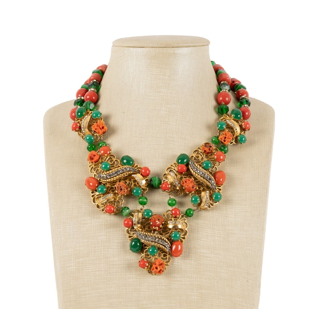 PROD. ITALIANA 1950 ca., Collana con montatura in metallo: PRODUZIONE ITALIANA 1950 ca. Collana con montatura in metallo dorato e decorata con medaglioni impreziositi da pietre sintetiche e semi preziose, malachite, giada, coralli, coralli sintetici, strass v