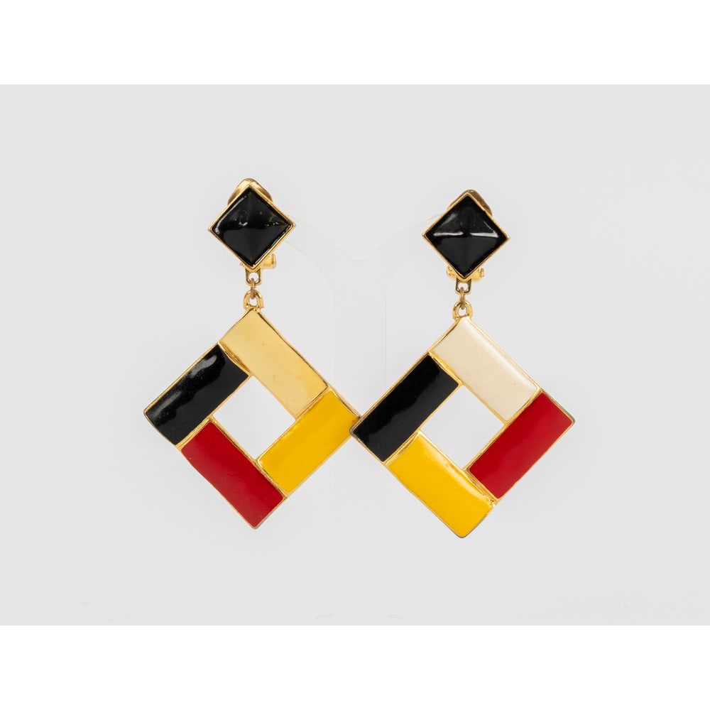 MILA SCHÖN, Orecchini pendenti: MILA SCHÖN Produzione Italia 1970 ca. Orecchini pendenti con montatura in metallo dorato decorato con smalti policromi a motivi geometrici, chiusura a clips. Marchio di produzione.