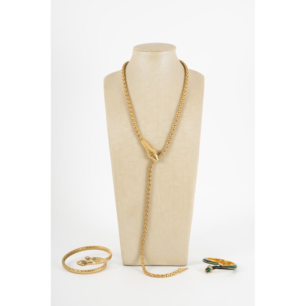 PRODUZIONE ITALIANA 1950 ca., Due collane ed un bracciale: PRODUZIONE ITALIANA 1950 ca. Due collane ed un bracciale, una collana con montature in metallo dorato, maglia semi rigida, chiusura regolabile con testa di serpente; girocollo serpente semi rigido con