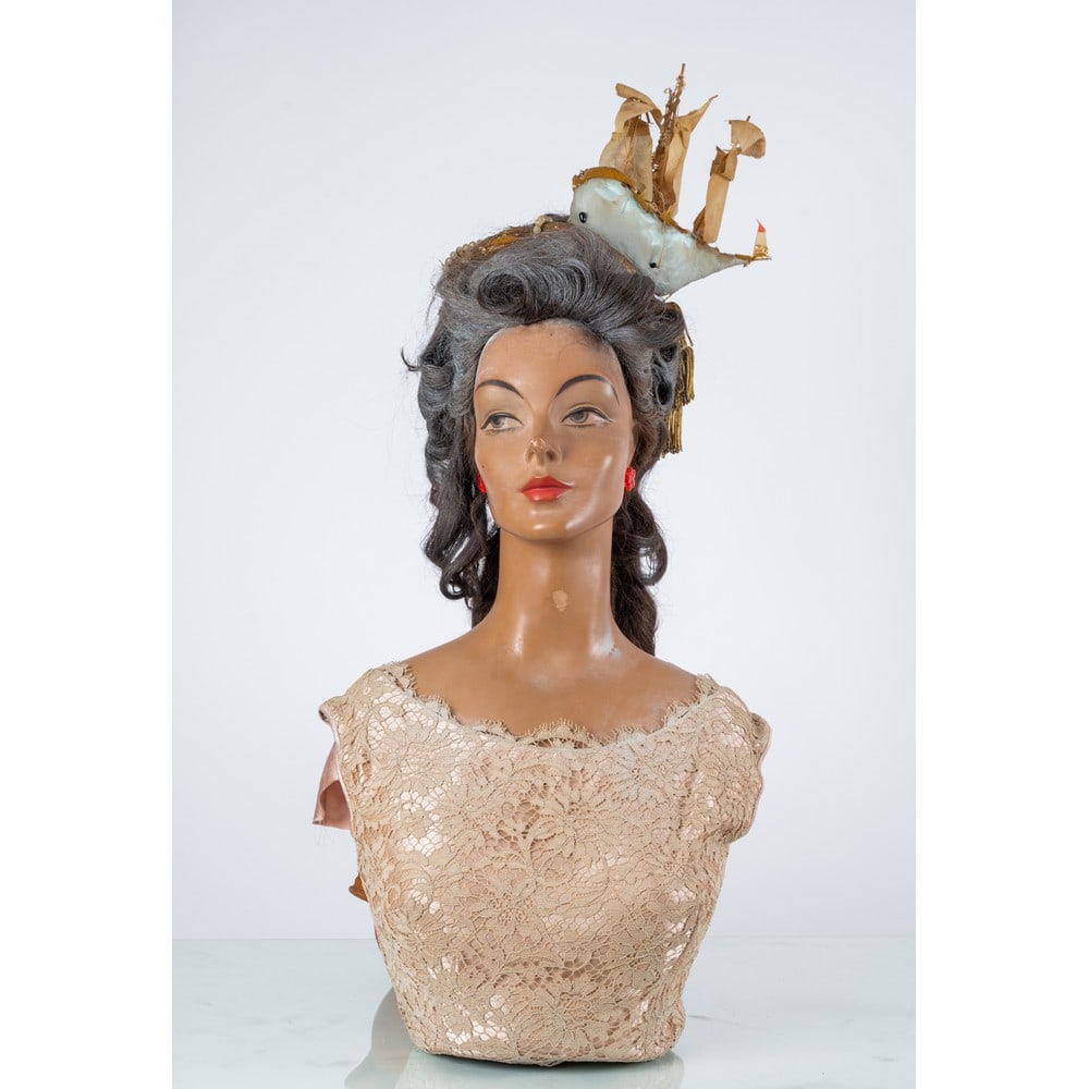 PRODUZIONE ITALIANA 1950 ca., Mezzo busto femminile: PRODUZIONE ITALIANA 1950 ca. Mezzo busto femminile in materiale composito, corpetto in pizzo, acconciatura d’epoca, accessori originali. Segni di uso.