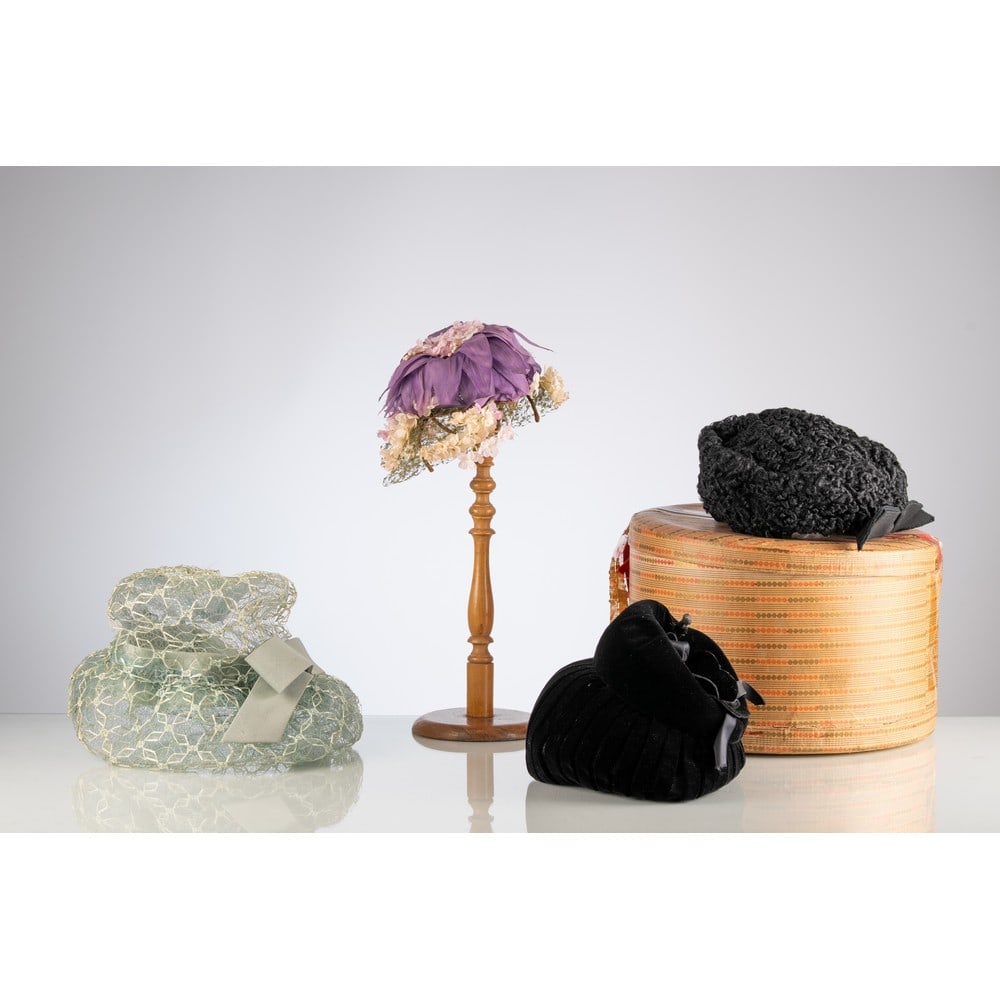 MODISTA ITALIANA, Cappelliera con quattro cappelli femminili (1 of 1)
