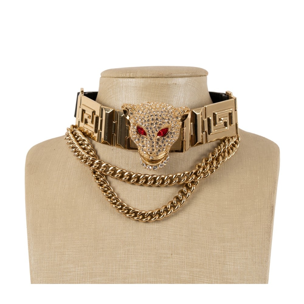 VERSACE,, Choker serie limitata per “H&M: VERSACEProduzione Italia 2000 ca. Choker serie limitata per “H&M”, pelle nera, metallo dorato, centrale con testa di felino interamente rivestita da diamanti sintetici taglio brillante, occhi 