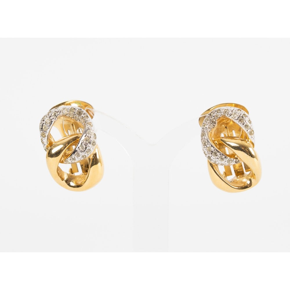 VOGUE BIJOUX, Orecchini con montatura in metallo: VOGUE BIJOUX Produzione Italia 1990 ca.Orecchini con montatura in metallo dorato e argentato, catena a maglia piatta parzialmente decorata con diamanti sintetici taglio brillante, chiusura a clips. Ma