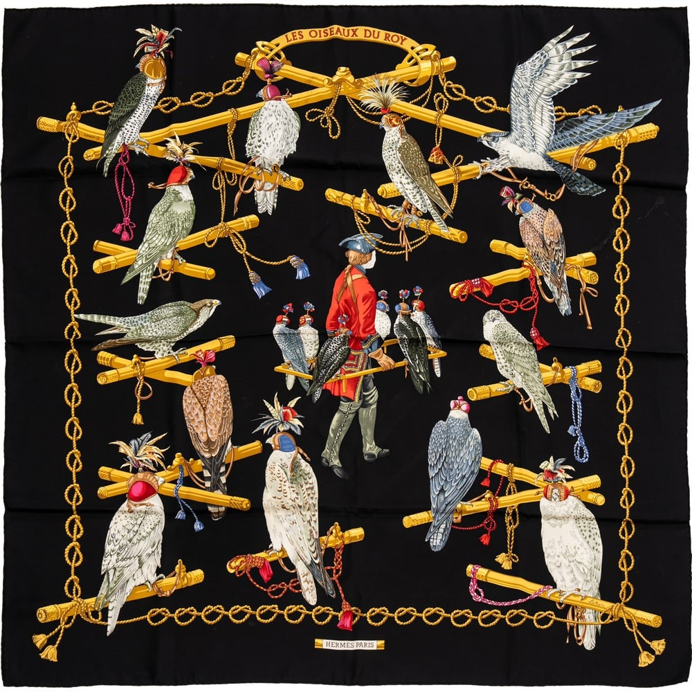 HERMÈS, Foulard in pura seta “ Les Oiseaux du Roy: HERMÈS Produzione Francia 1990 ca. Foulard in pura seta “ Les Oiseaux du Roy” disegnato da Cathy Latham, decori policromi di falchi su fondo nero. Lievi macchie. Marchio di produzione. cm 90 