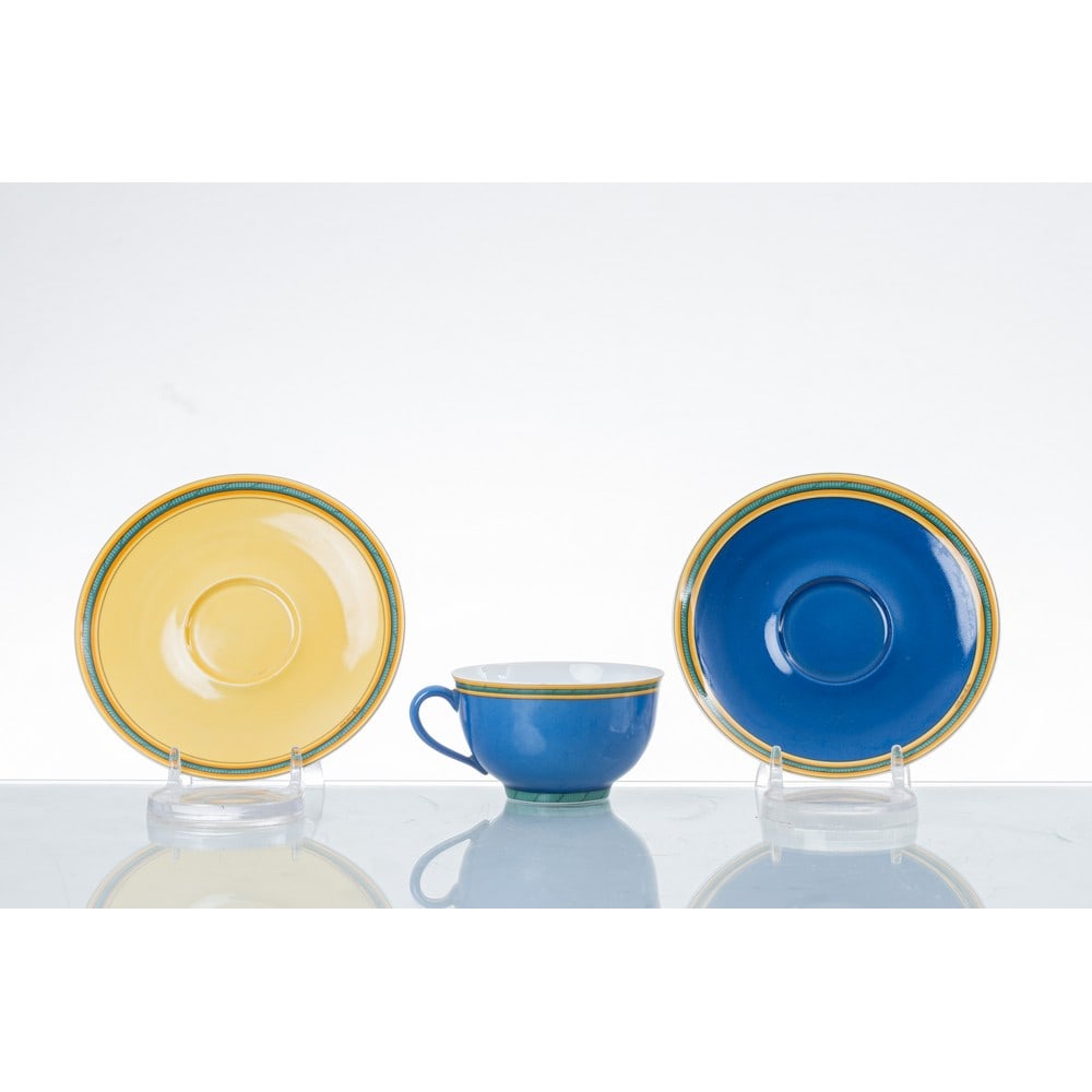 HERMES, Tazza con due piattini "Toucans": HERMES Tazza con due piattini "Toucans" in porcellana di cui uno nei toni del blu e uno del giallo. cm Alt. 8 - cm Ø 14.