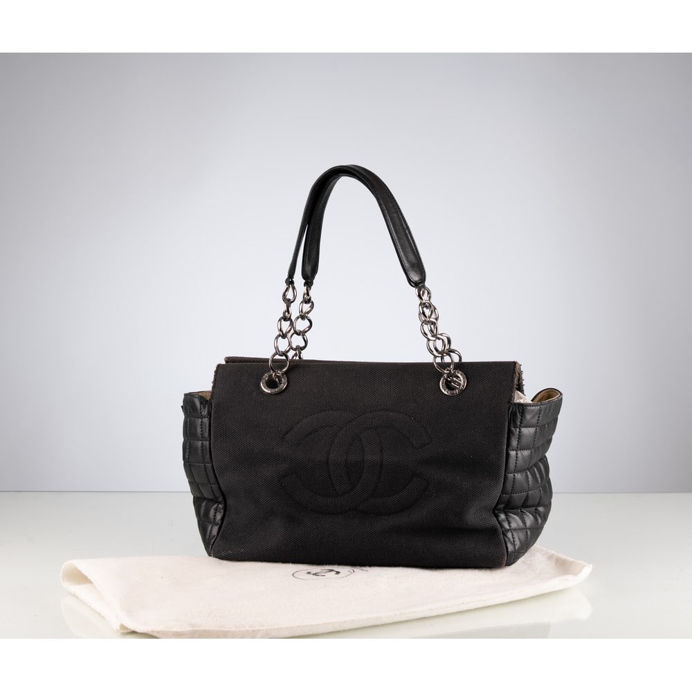 CHANEL, Borsa a spalla “ Chocolate Bar Chain: CHANEL Produzione Francia 2000 ca. Borsa a spalla “ Chocolate Bar Chain” in pelle di agnello nera, tessuto nero e rete, tracolla in pelle e catena brunita , logo centrale impunturato, chiusura