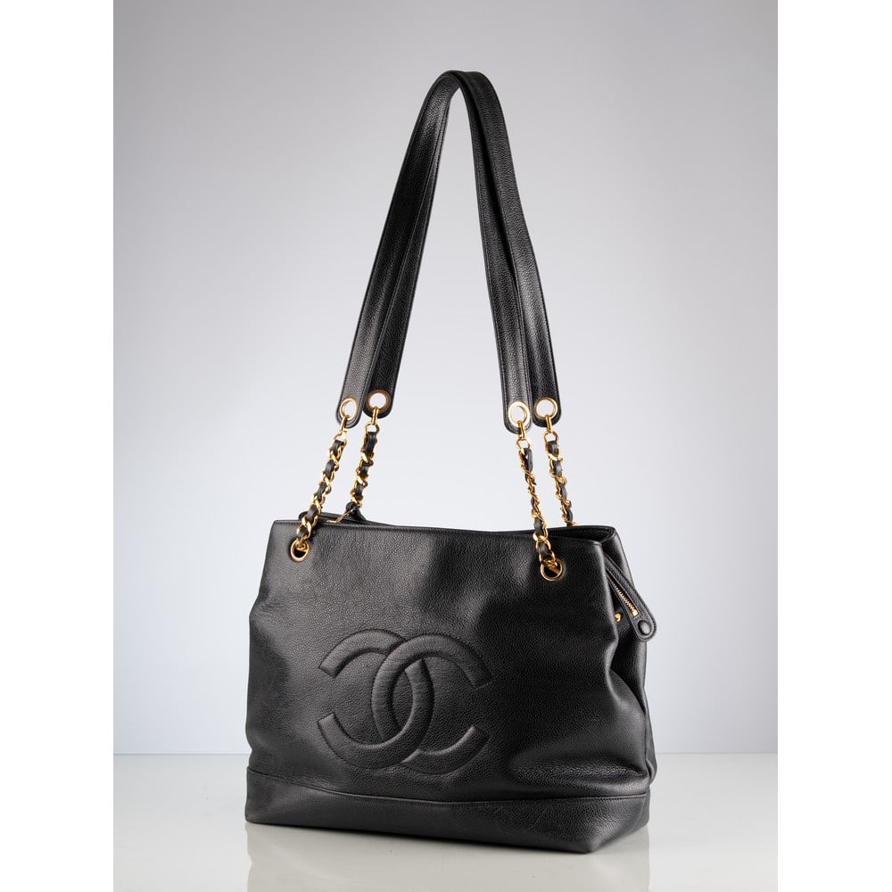 CHANEL, Borsa a spalla “Chain Tote?? in pelle: CHANEL Produzione Francia 1990 ca. Borsa a spalla “Chain Tote” in pelle caviar blu, tracolla in pelle e catena dorata, logo centrale in pelle matelassè, chiusura centrale superiore a cerniera