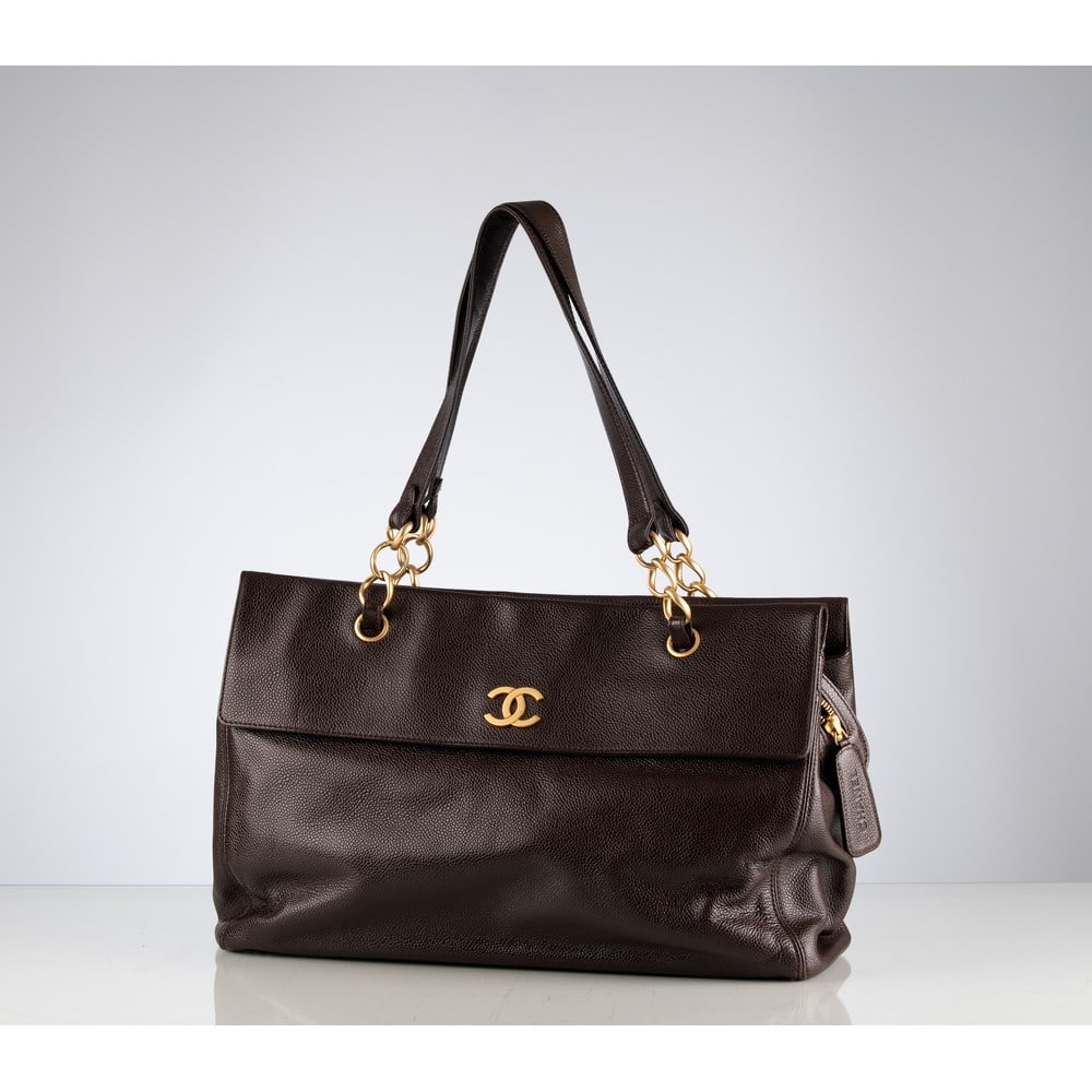 CHANEL, Borsa a spalla “Caviar Olsen Tote?? in pelle: CHANEL Produzione Francia 2000 ca. Borsa a spalla “Caviar Olsen Tote” in pelle caviar marrone, tracolla in pelle e catena dorata satinata, logo centrale in metallo dorato, chiusura centrale su