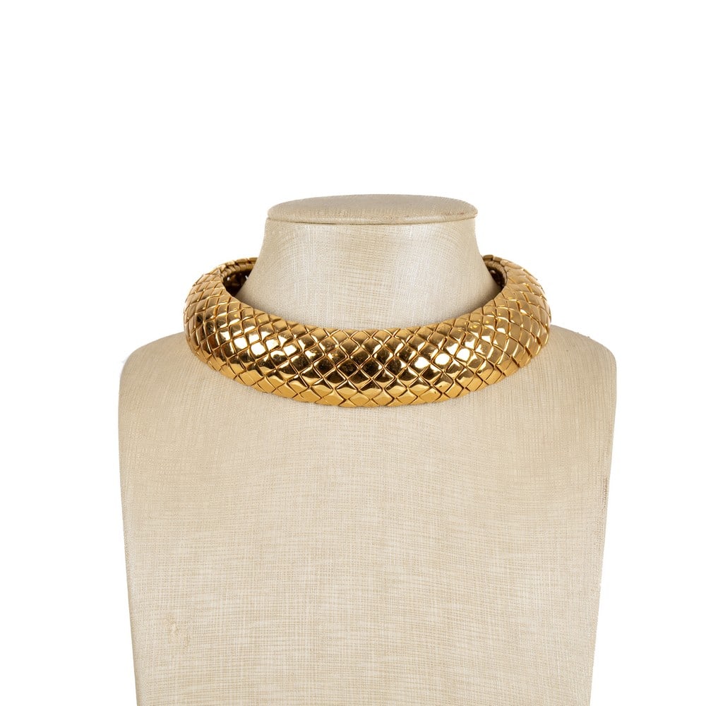 YVES SAINT LAURENT, Choker a maglia semi rigida in metallo: YVES SAINT LAURENT Produzione Francia 1990 ca.Choker a maglia semi rigida con montatura in metallo placcato oro, chiusura posteriore a cassetta. Marchio di produzione.