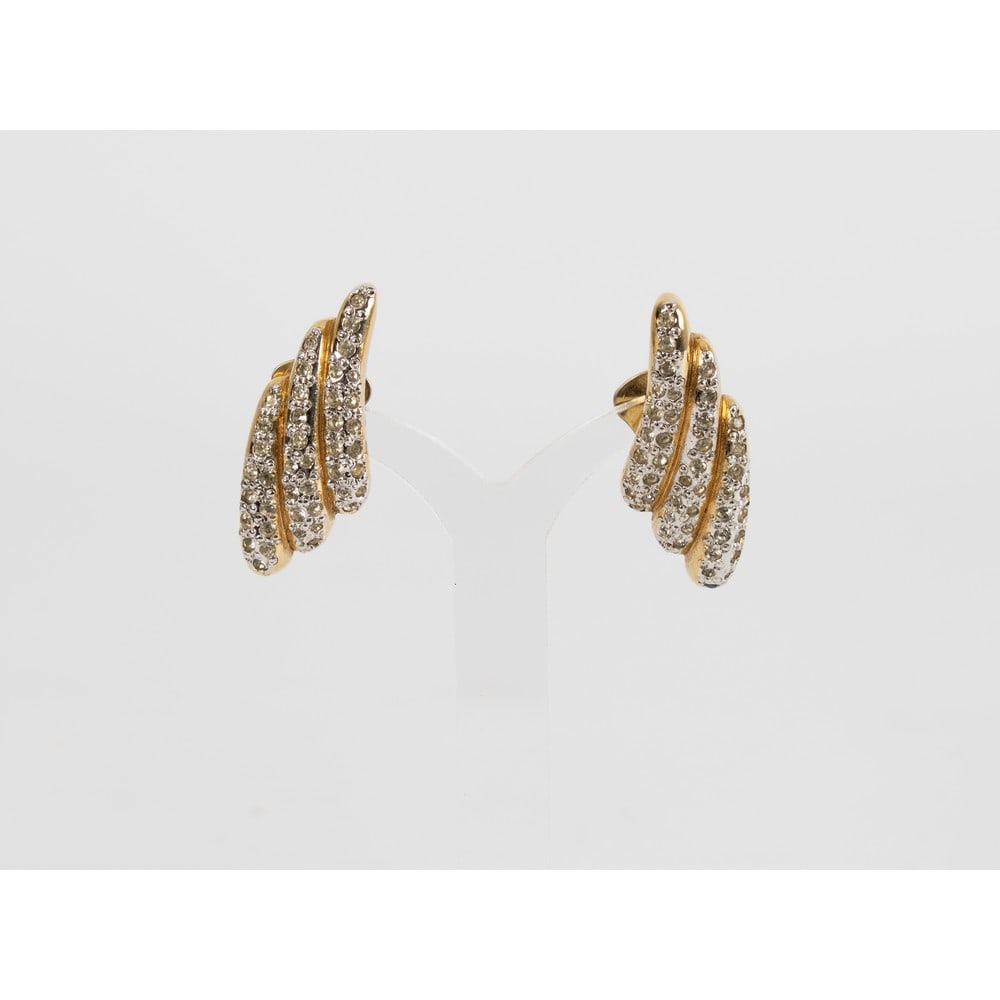 YVES SAINT LAURENT, Orecchini con montatura in metallo: YVES SAINT LAURENT Produzione Francia 1990 ca.Orecchini con montatura in metallo dorato, tre lance con pavè di diamanti sintetici taglio brillante, chiusura a clips. Marchio di produzione.