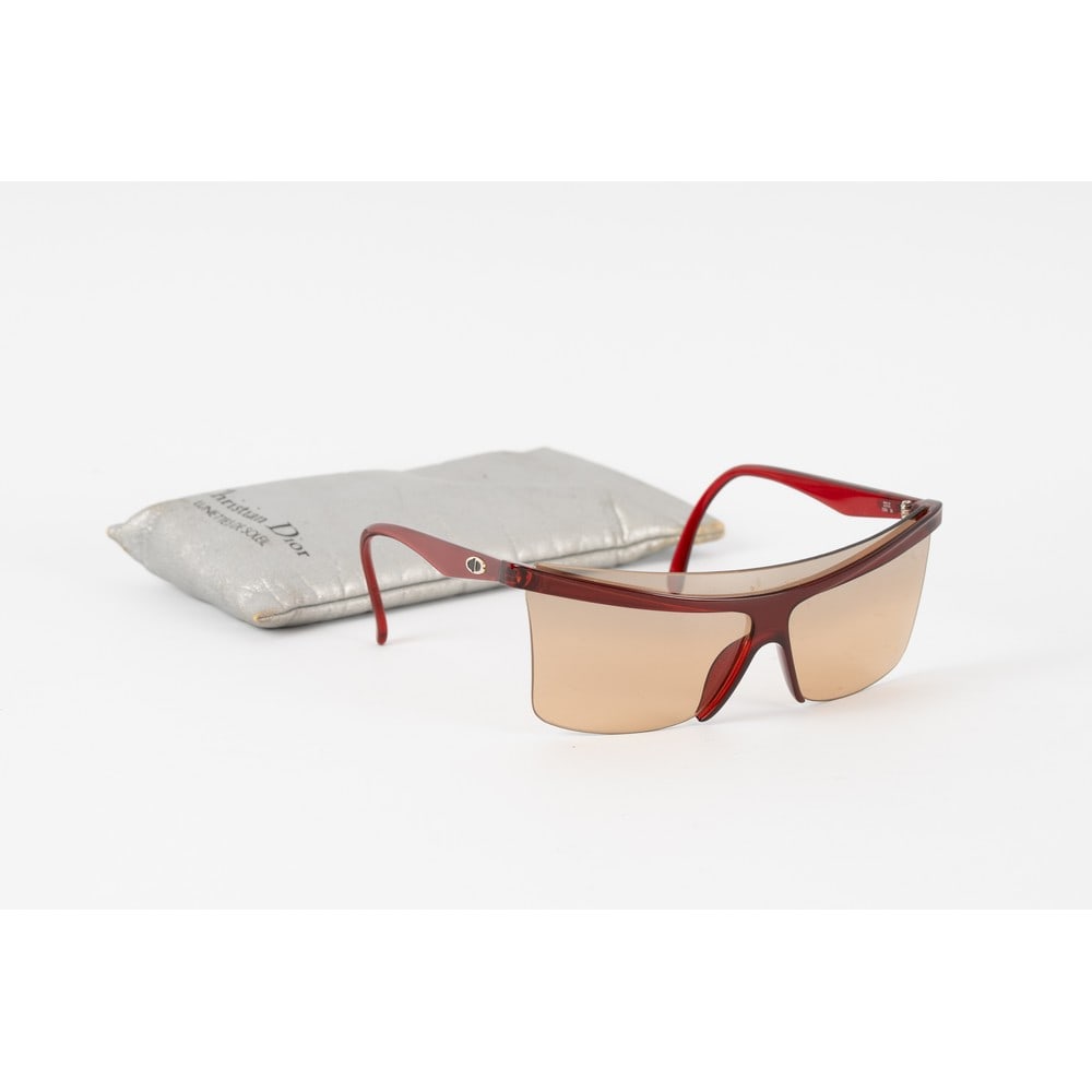 CHRISTIAN DIOR, Occhiale da sole modello “2395: CHRISTIAN DIOR Produzione Francia 1990 ca. Occhiale da sole modello “2395” con montatura a mascherina a giorno con aste e ponte in celluloide bordeaux, lenti color sabbia, logo laterale in met