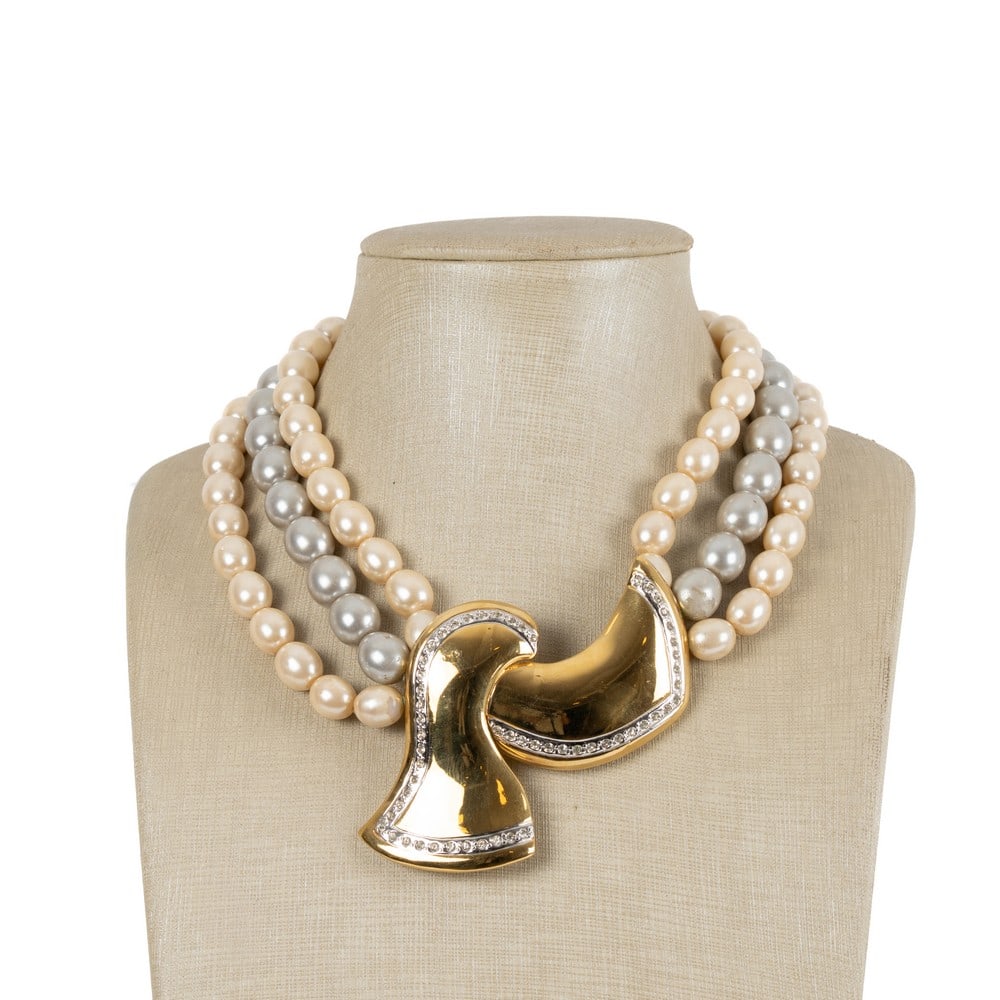 BAROLAS, Collana a tre fili in perle simulate: BAROLAS Produzione Francia 1980 c.a.Collana a tre fili in perle simulate, filo centrale in pelle grigie, centrale con montatura in metallo dorato ed impreziosito da diamanti sintetici taglio brillante