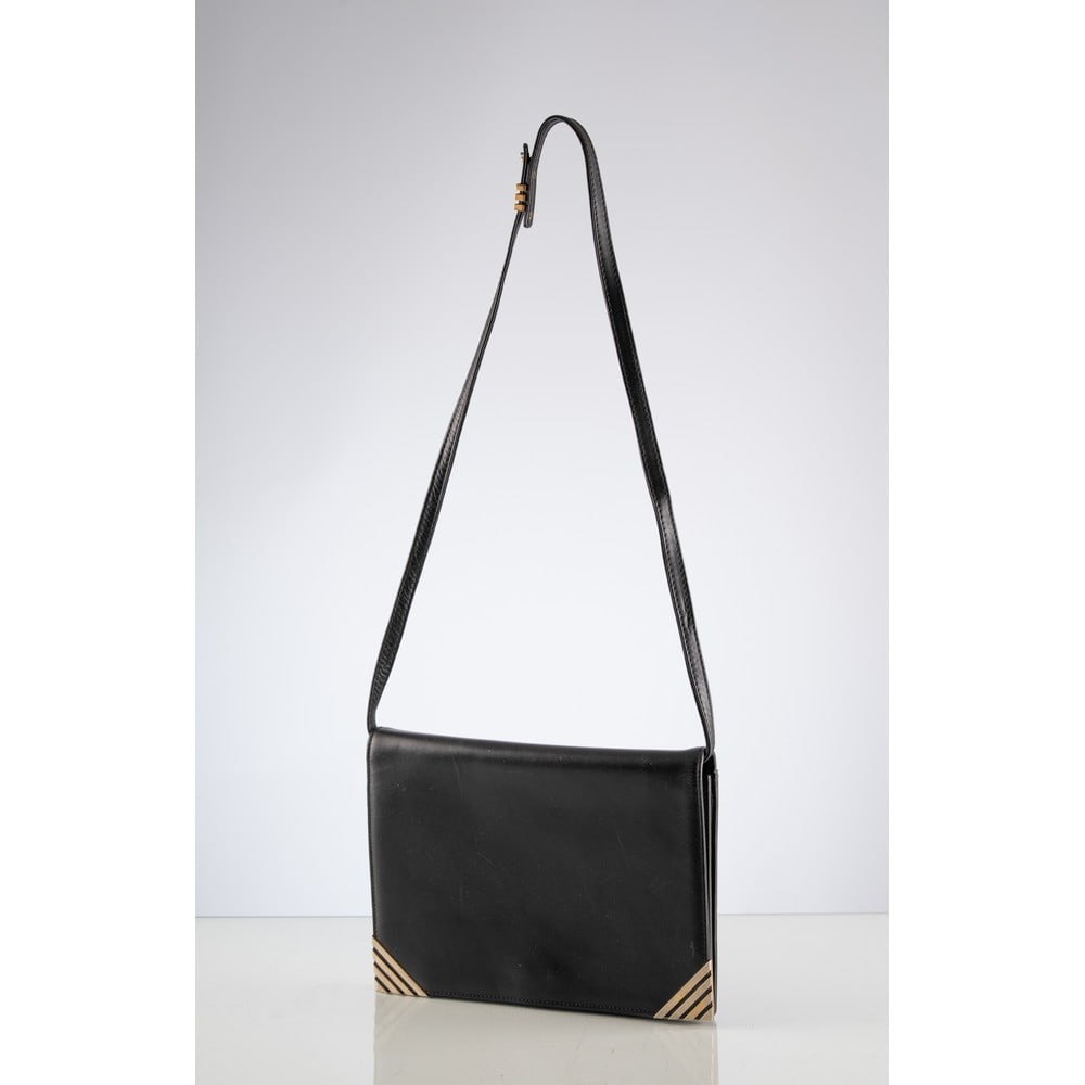 VALENTINO GARAVANI, Borsa a spalla: VALENTINO GARAVANI Produzione Italia 1980 ca. Borsa a spalla in pelle di vitello nera, tracolla a fettuccia con minuterie in metallo dorato, angoli con logo in metallo dorato, chiusura frontale a scat