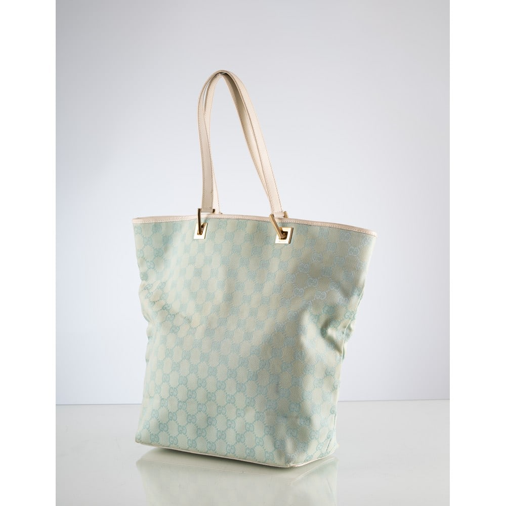 GUCCI, Borsa a spalla “Tote GG: GUCCI Produzione Italia 2000 ca. Borsa a spalla “Tote GG” in tessuto canvas azzurro, minuterie legate in metallo cromato, manici e rifiniture in pelle bianca, tasca interna con zip, codice int