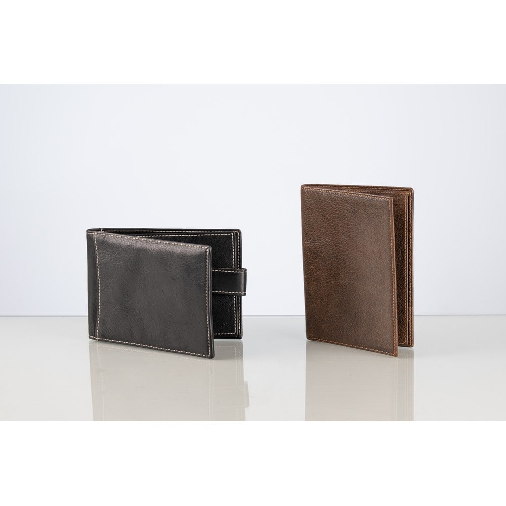 GUCCI, Due portafogli con porta assegni: GUCCI Produzione Italia 1960 ca. Due portafogli con porta assegni uno in pelle dí cinghiale marrone. Marchio dí produzione. Uno in vitello nero con impunture bianche. Marchio di produzione.