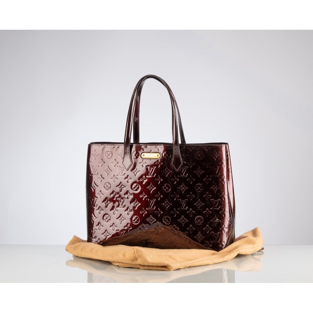 LOUIS VUITTON, Borsa a spalla o a mano Louis “Wilshire: LOUIS VUITTON Produzione Francia 2000 ca. Borsa a spalla o a mano Louis “Wilshire” in pelle Monogram Vernis bordeaux, logo e minuterie in metallo dorato, all’interno una tasca con zip e due 