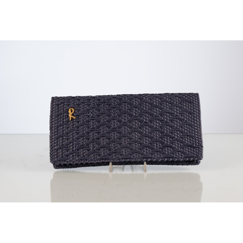 ROBERTA DI CAMERINO, Borsa a mano in pelle blu: ROBERTA DI CAMERINO Produzione Italia 1960 ca. Borsa a mano in pelle blu, lavorazione ad intreccio sul fronte e retro, chiusura pressione, logo dorato sul fronte, vano interno con tasca. Marchio di pr