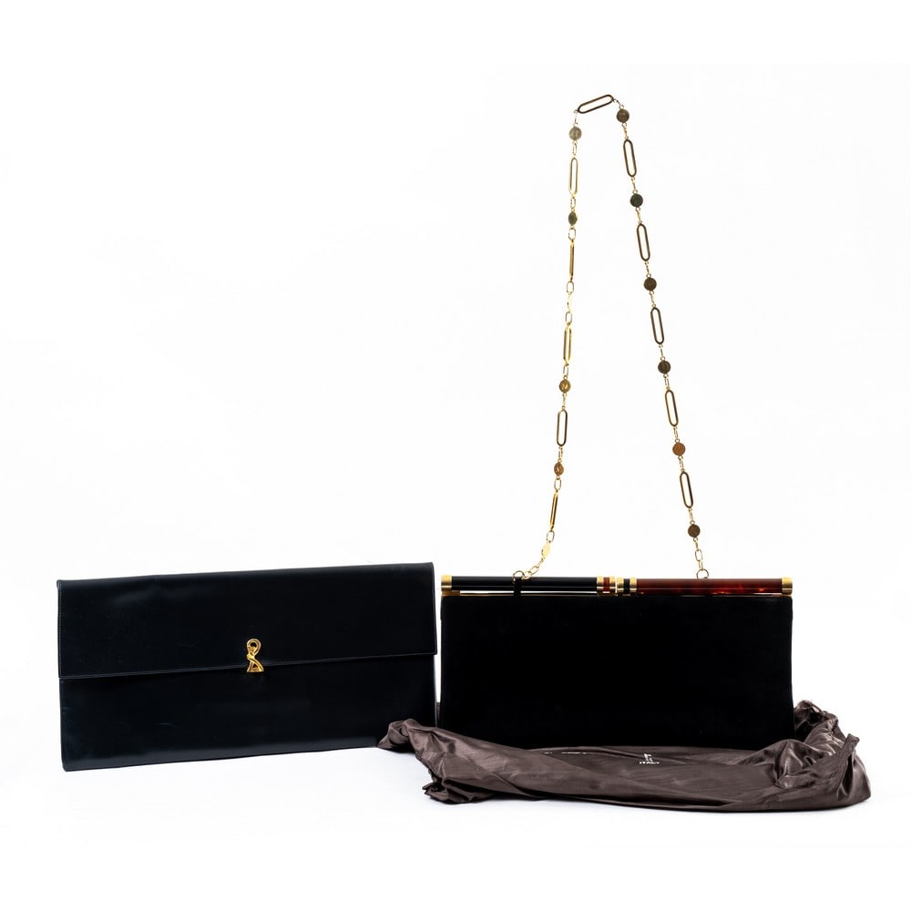 ROBERTA DI CAMERINO E MANGIAMELI, Due borse: ROBERTA DI CAMERINO E MANGIAMELI Produzione Italia 1960 e 1980 ca. Borsa a busta in pelle di vitello blu, tasca interna, apertura sul fronte, chiusura con monogramma “R” in metallo dorato, mar