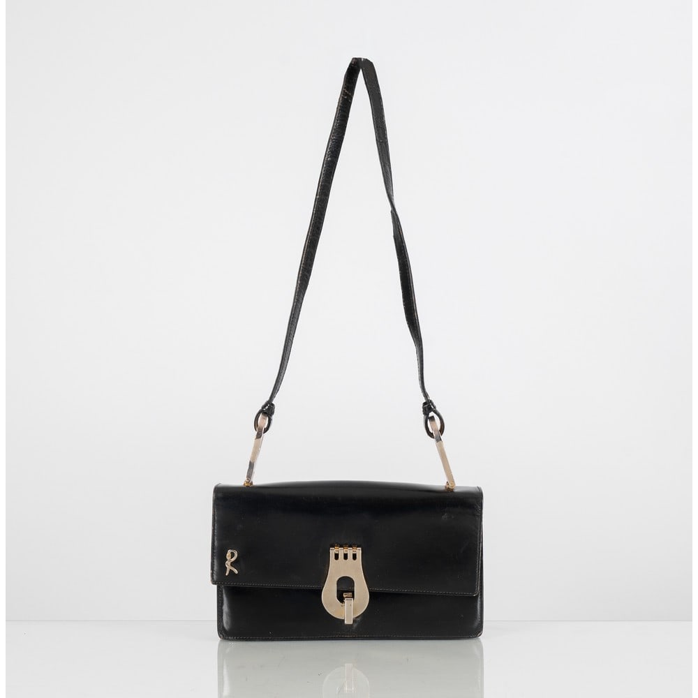 ROBERTA DI CAMERINO, Borsa a spalla in pelle nera,: ROBERTA DI CAMERINO Produzione Italia 1960 ca.Borsa a spalla in pelle nera, chiusura su patta frontale in metallo cromato, tracolla in pelle con attacchi in metallo cromato, logo frontale, vano intern