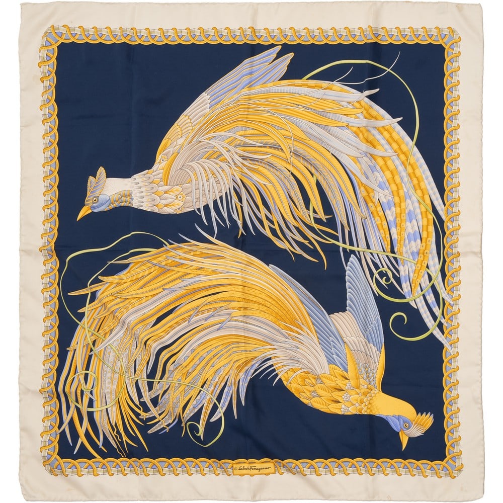 SALVATORE FERRAGAMO, Foulard in pura seta: SALVATORE FERRAGAMO Produzione Italia 1990 ca. Foulard in pura seta, decoro policromo di uccelli su fondo blu, cornice avorio. Macchie ed un filo tirato. Marchio di produzione. cm 90 x 90.