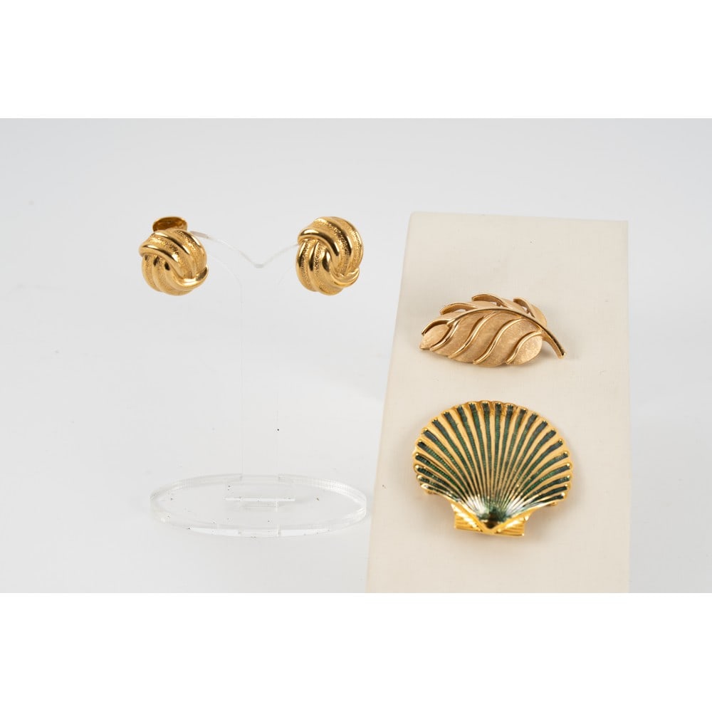 TRIFARI E HALL & CO., Due spille ed orecchini (1 of 2)