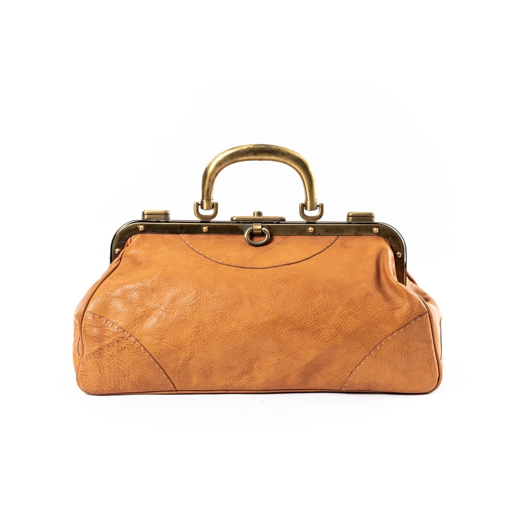 PRODUZIONE ITALIANA 1950 ca., Borsa a mano modello Doctor Bag: PRODUZIONE ITALIANA 1950 ca. Borsa a mano modello Doctor Bag in pelle marrone, struttura superiore in ottone, chiusura superiore con cursori in metallo dorato, manico centrale bombato, tasche