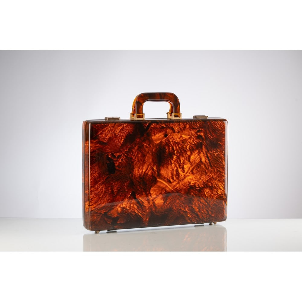 PROD. ITALIANA 1980 ca., Valigia ventiquattro ore in lucite: PRODUZIONE ITALIANA 1980 ca. Valigia ventiquattro ore in lucite a finta tartaruga, minuterie e chiusure di sicurezza in metallo dorato, manici curvati.