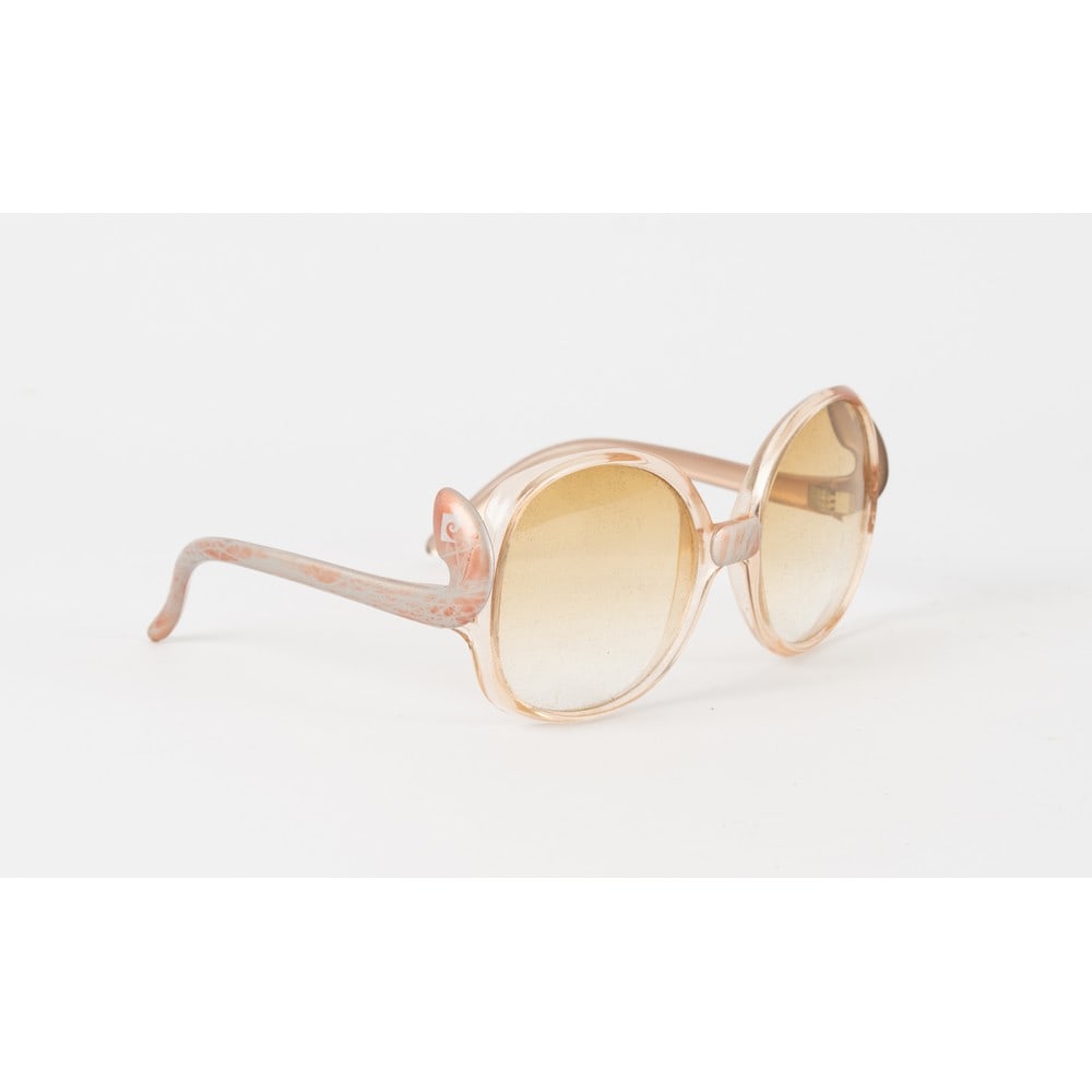 PIERRE CARDIN, Occhiale da sole modello “Opera: PIERRE CARDIN Produzione Francia 1970 ca. Occhiale da sole modello “Opera”, montatura in acetato a satinato e lucido rosato , lenti a sfumare , aste ricurve, logo “P” Segni di uso. Mar