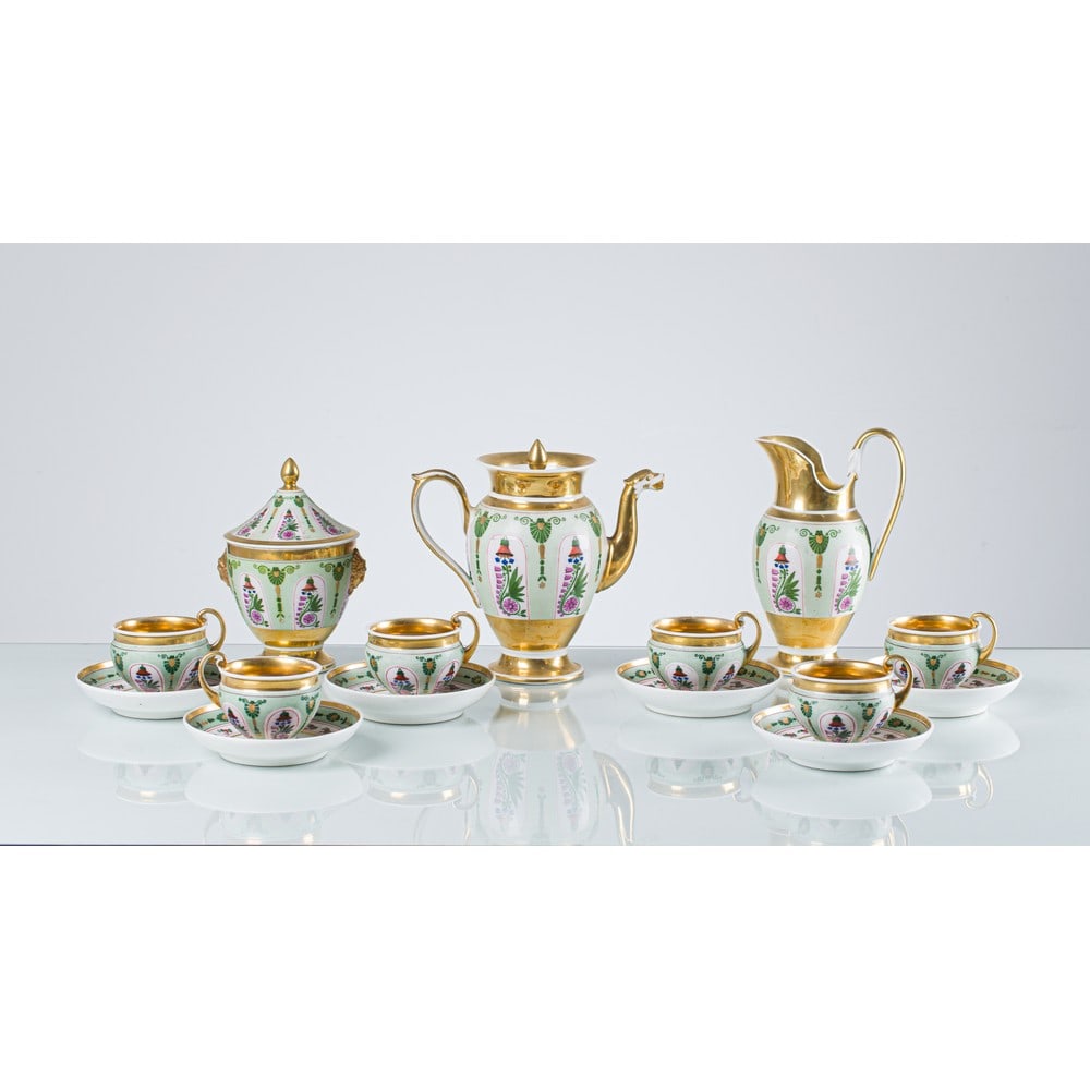 MANIFATTURA FRANCESE DELLA PRIMA METÀ DEL XIX SECOLO, Servizio: MANIFATTURA FRANCESE DELLA PRIMA METÀ DEL XIX SECOLO Servizio Impero in porcellana decorata con lumeggiature in oro composto da caffettiera, lattiera, zuccheriera e sei tazze con piattino. cm Lat