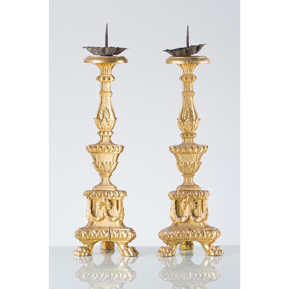 MANIFATTURA ITALIANA DEL XVIII SECOLO, Coppia di candelabri: MANIFATTURA ITALIANA DEL XVIII SECOLO Coppia di candelabri Luigi XVI in legno intagliato, parte frontale dorata ad oro zecchino (usure). cm Alt. 53 .
