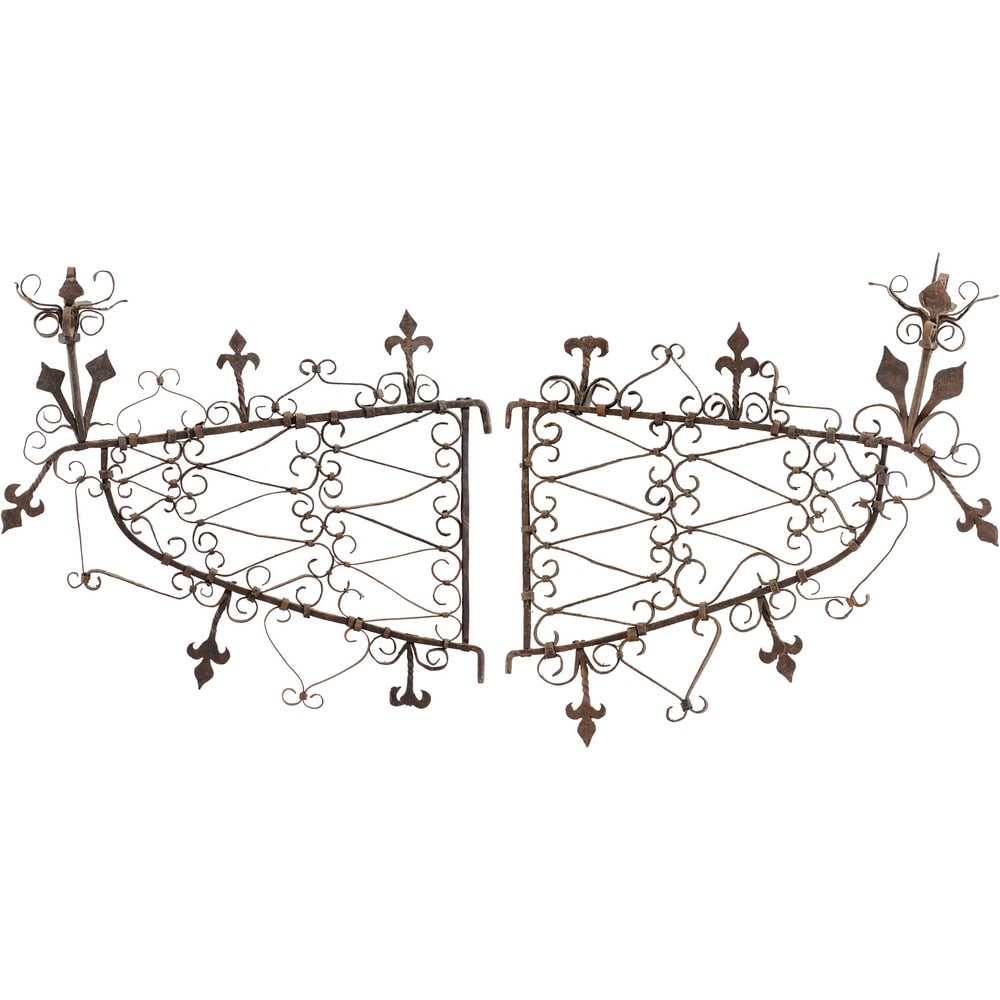 MANIFATTURA TOSCANA DEL XVII SECOLO, Coppia di applique: MANIFATTURA TOSCANA DEL XVII SECOLO Coppia di applique in ferro. cm 62 x 67 .
