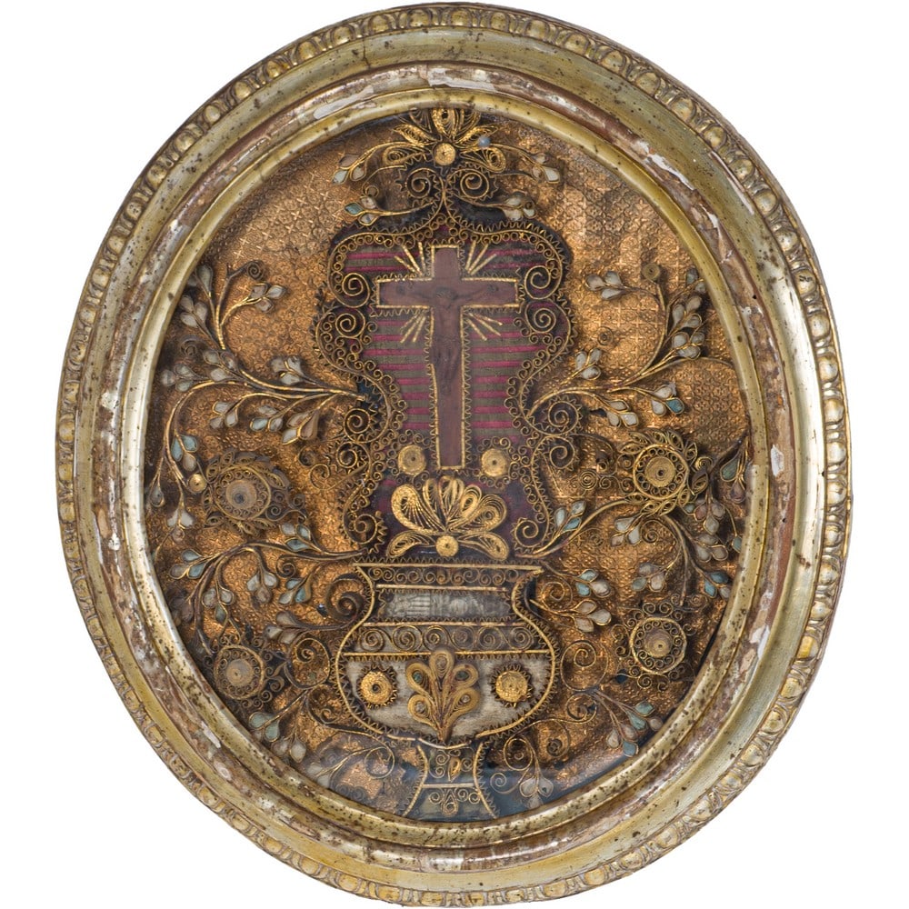 MAESTRANZE SICILIANE DEL XVIII SECOLO, Composizione: MAESTRANZE SICILIANE DEL XVIII SECOLO Composizione a motivo floreale con crocifisso in legno, entro teca ovale coeva in legno dorato ad argento a mecca. cm 36 x 32 .