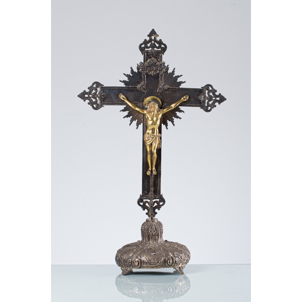 OFFICINE SICILIANE DEL XVIII SECOLO, Crocifisso: OFFICINE SICILIANE DEL XVIII SECOLO Crocifisso in argento riccamente sbalzato con Cristo in bronzo dorato. cm 38 x 20 Alt. 62 .