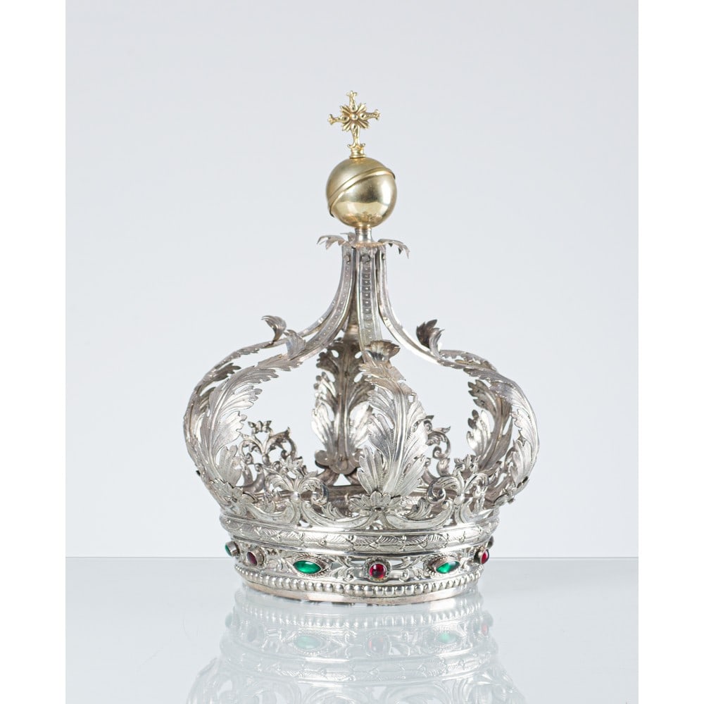 OFFICINE SICILIANE DEL XIX SECOLO, Corona: OFFICINE SICILIANE DEL XIX SECOLO Corona in argento sbalzato con foglie d'acanto e globo sormontato da croce, fastigio in argento vermeil, parte inferiore impreziosita da pietre colorate incastonate. 