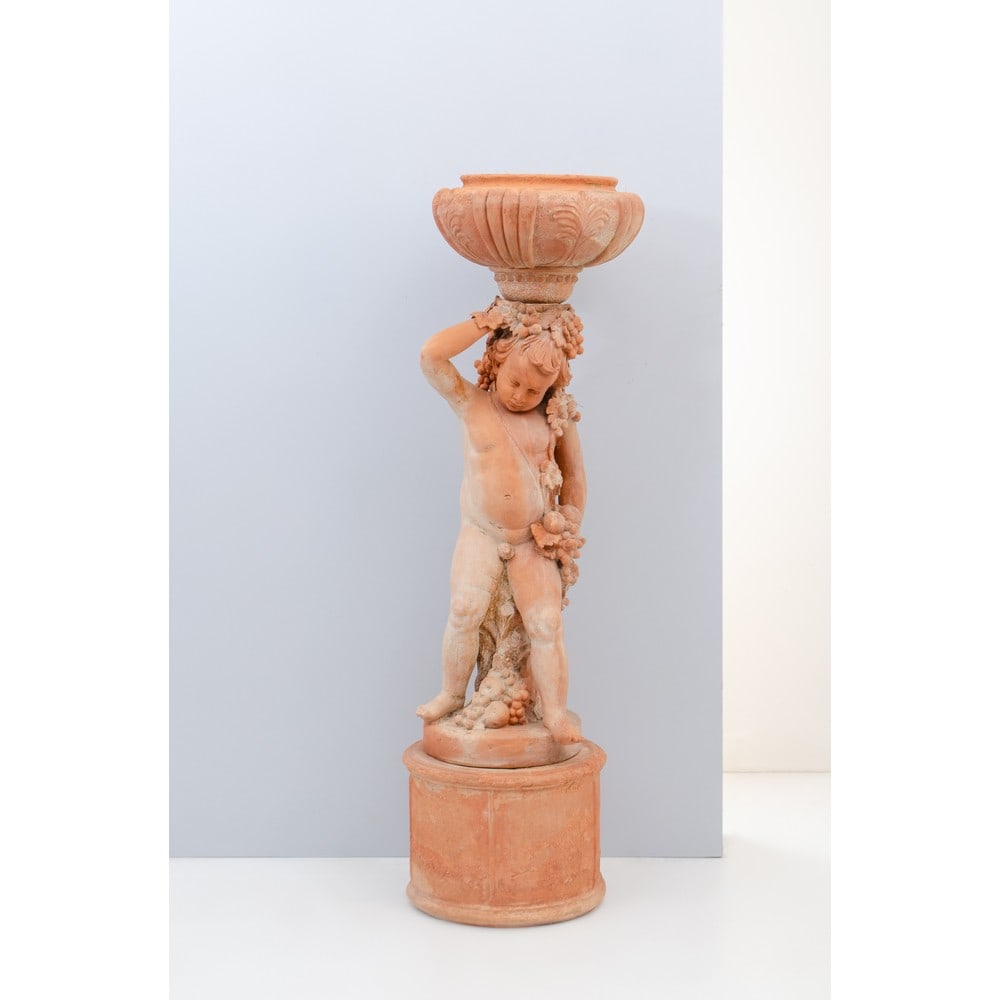 MANIFATTURA ITALIANA DELLA FINE DEL XIX SECOLO, Porta piante: MANIFATTURA ITALIANA DELLA FINE DEL XIX SECOLO Porta piante in terracotta sorretto da scultura raffigurante "Putto allegorico". cm Alt. 178 .
