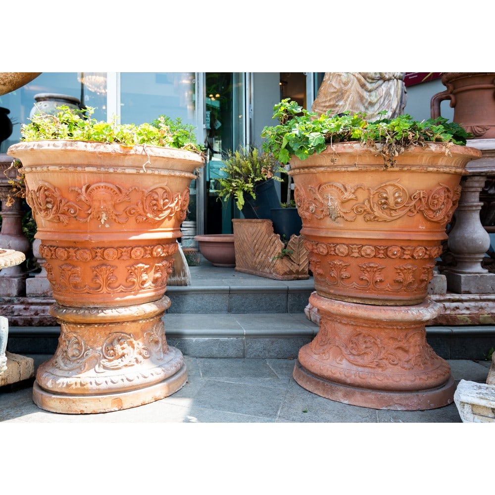 MANIFATTURA TOSCANA DEI PRIMI DEL '900, Coppia di vasi: MANIFATTURA TOSCANA DEI PRIMI DEL '900 Coppia di vasi porta piante in terracotta con base (usure). cm Ø 69 Alt. 60, Alt. 90 (con base).