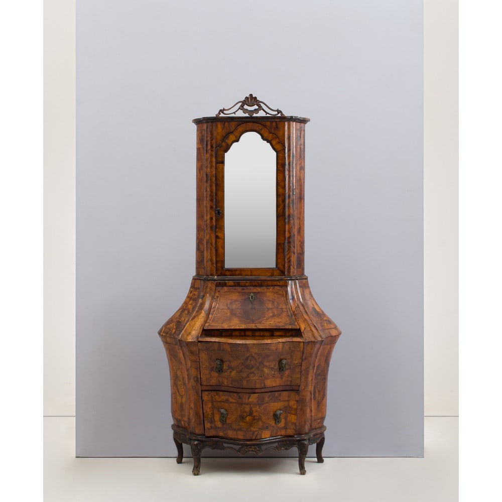 EBANISTERIA VENEZIANA DEL XVIII SECOLO, Piccolo trumeau: EBANISTERIA VENEZIANA DEL XVIII SECOLO Piccolo trumeau in legno lastronato in radica di ulivo composto da corpo basso con due cassetti e piccola ribalta, corpo alto da vetrina ad anta singola con spec