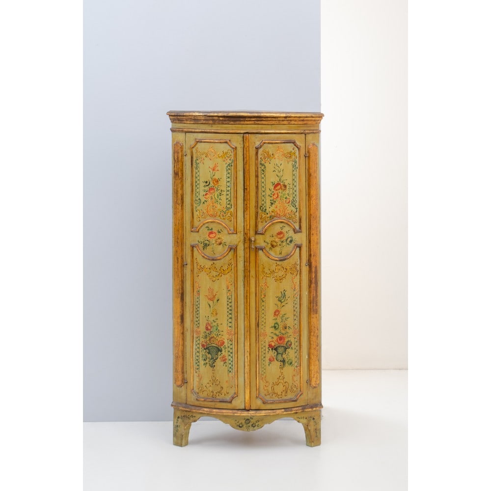 MANIFATTURA SICILIANA DEL XIX SECOLO, Angoliera: MANIFATTURA SICILIANA DEL XIX SECOLO Angoliera a due ante in legno decorato e dipinto a motivo floreale, riquadrature dorate ad argento a mecca. cm 65,5 x 44 Alt. 138 .