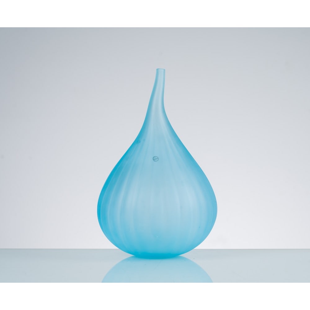 RENZO STELLKN, Vaso drops in vetro: RENZO STELLKN Produzione Salviati, Italia 2000 ca. Vaso drops in vetro soffiato Acquamarina Satinato, corpo a goccia stampato a “rigadin” e sagomato a mano. cm h. 37. Bibliografia: Catalog