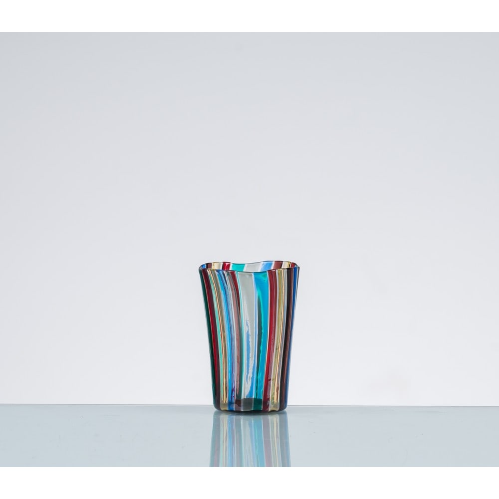GIO PONTI, Bicchiere da bibita in vetro: GIO PONTI Produzione Venini, Italia 1950 ca. Bicchiere da bibita in vetro soffiato a canne a sei colori: rosso, verdognolo, grigio talpa, zaffiro, ametista, pagliesco. cm h. 10,5. Bibliografia: Paolo 