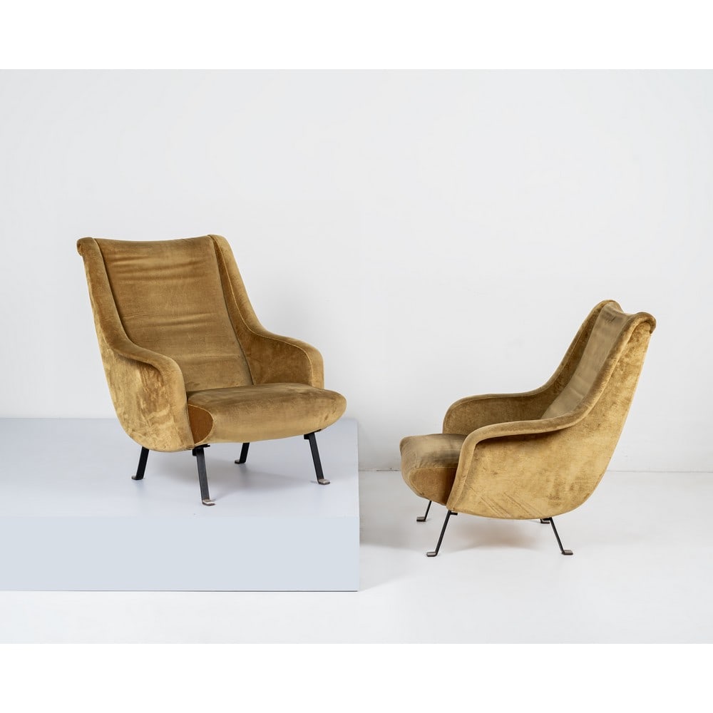 RENZO MINOTTI, Coppia di poltrone: RENZO MINOTTI Produzione Italia 1950 ca. Coppia di poltrone con struttura in legno, imbottitura e rivestimento in tessuto di velluto senape, sostegni in metallo verniciato nero. cm 73 x 87 h. 89. Bibl