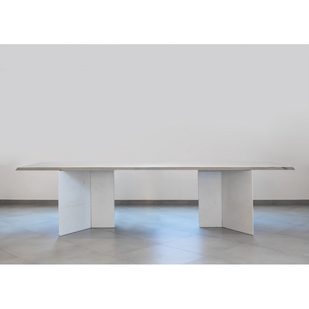 KAZUHIDE TAKAHAMA (Attr.), Tavolo da pranzo: KAZUHIDE TAKAHAMA (Attr.) Produzione Italia 1980 ca. Tavolo da pranzo in marmo bianco di Carrara, piano di grosso spessore rettangolare con bordo inclinato, due sostegni verticali e inclinati in marmo