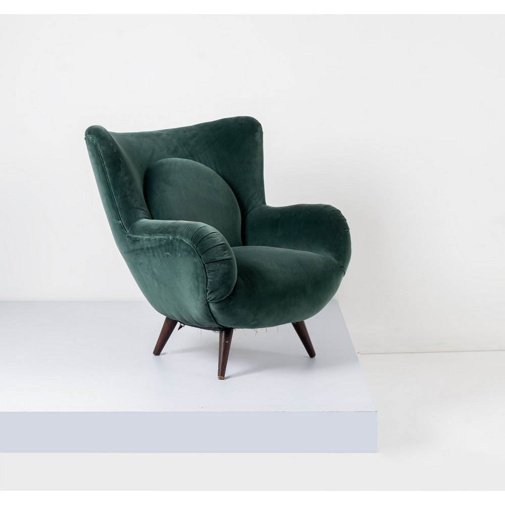 CARLO MOLLINO, Rara poltrona: CARLO MOLLINO Produzione Apelli & Varesio, Italia 1952 ca. Rara poltrona con struttura in legno sagomato, imbottitura e rivestimento in tessuto di velluto verde. Piedi conici in legno. cm 80 x 85 h. 8